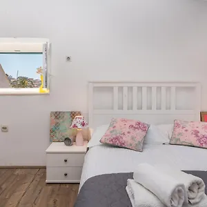https://apartment-ana-trogir-21220-4.hotels-in-trogir.com