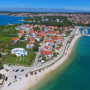 apartments-meri-puntamika.hotelinzadar.com/